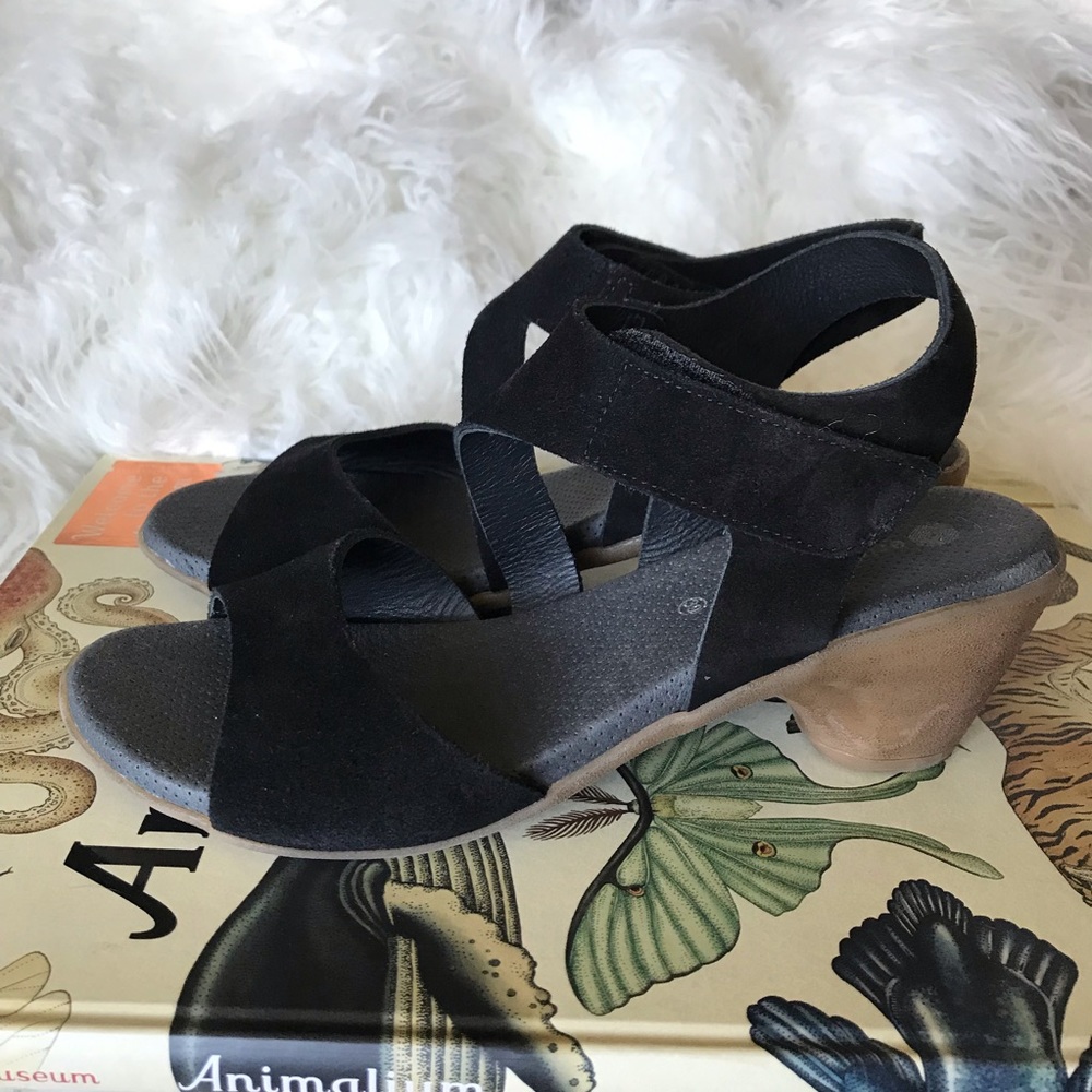 Eric Michael black suede velcro strap sandals EUC